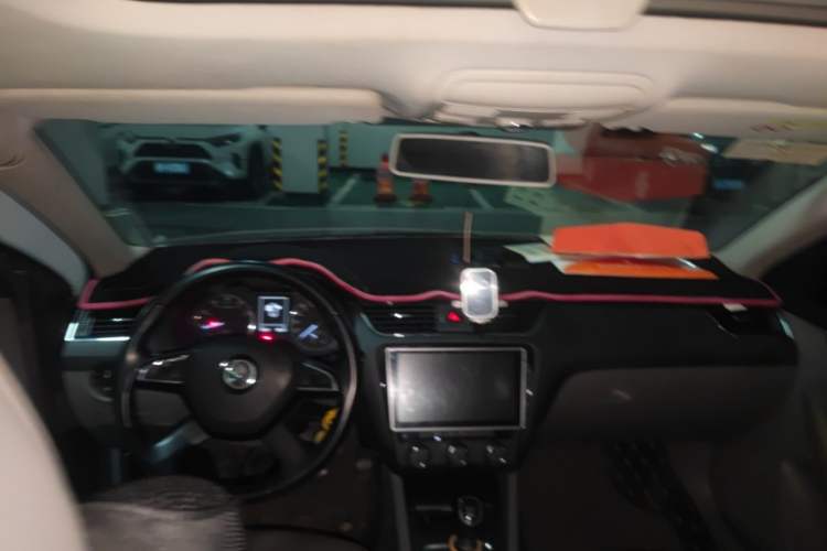 Used Skoda Octavia 2015 1.6L Manual Yijun Edition Center Console