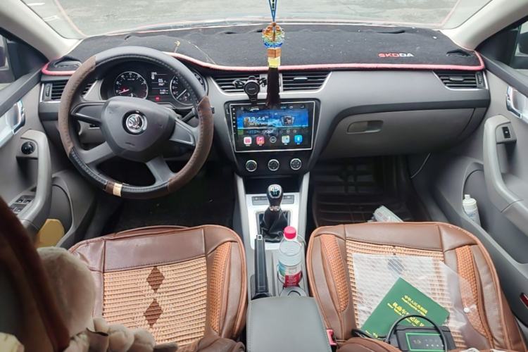 Used Skoda Octavia 2015 1.6L Manual Yijie Edition Center Console
