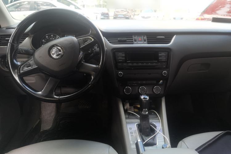 Used Skoda Octavia 2015 1.4TSI DSG Yijun Edition Center Console