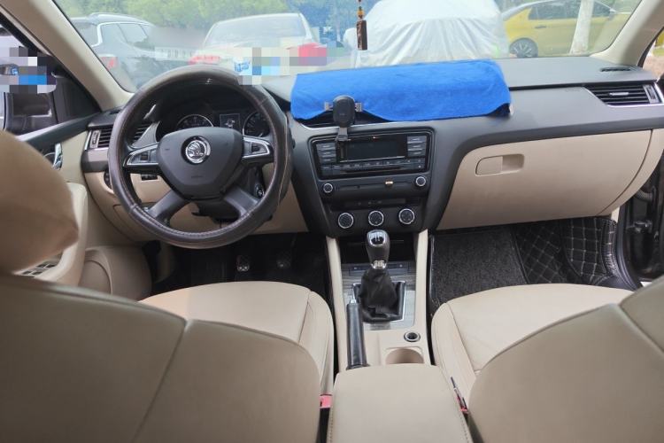 Used Skoda Octavia 2015 1.4TSI Manual Yijun Edition Center Console