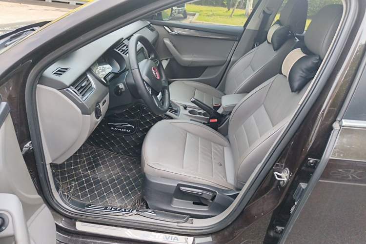 Used Skoda Octavia 2015 1.6L Automatic Yijun Edition Driver Seat