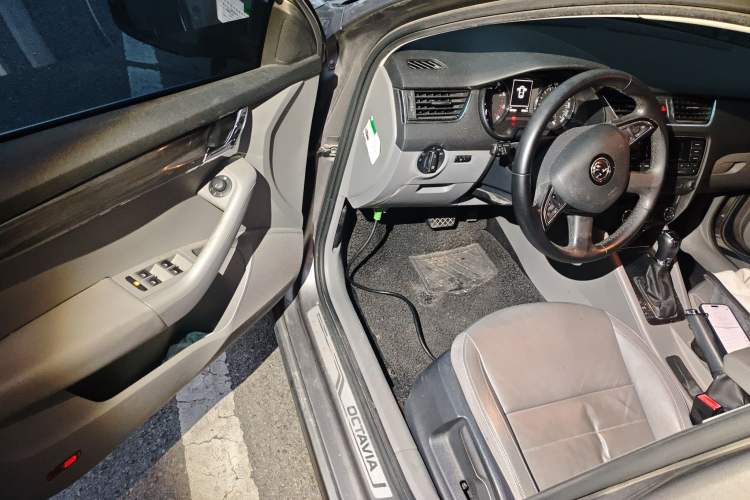 Used Skoda Octavia 2015 1.6L Automatic Yijun Edition Driver Seat