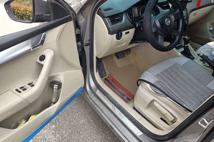 Used Skoda Octavia 2015 1.6L Automatic Yijie Edition Driver Seat