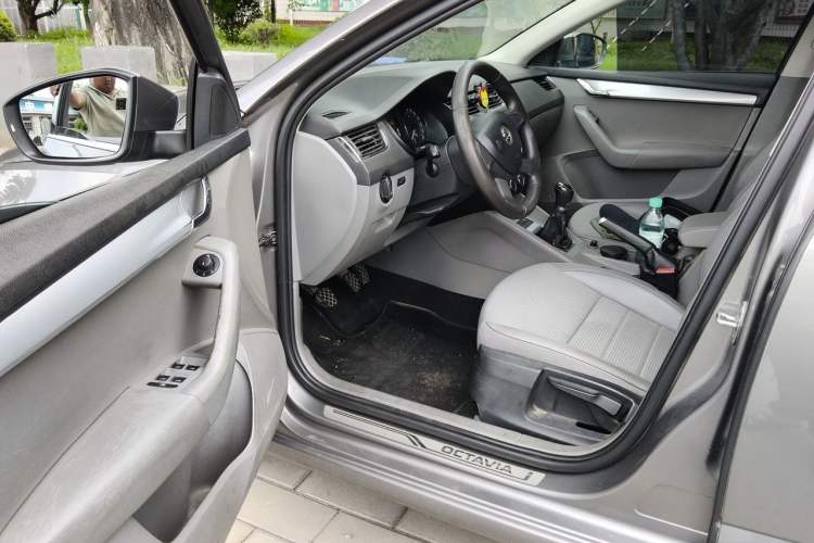 Used Skoda Octavia 2015 1.6L Manual Yijie Edition Driver Seat
