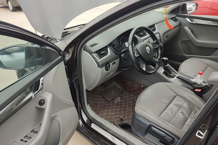 Used Skoda Octavia 2015 1.6L Automatic Yijun Edition Driver Seat