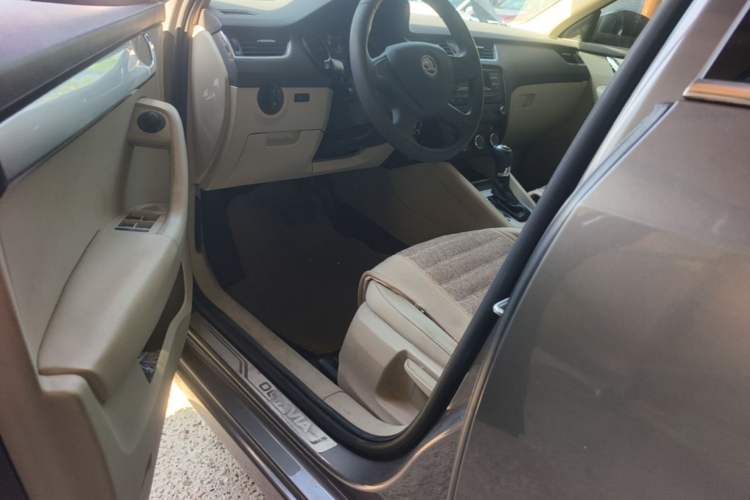 Used Skoda Octavia 2015 1.6L Automatic Yijie Edition Driver Seat