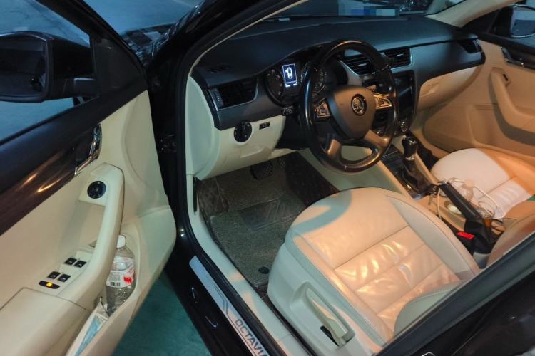 Used Skoda Octavia 2015 1.6L Automatic Yijun Edition Driver Seat