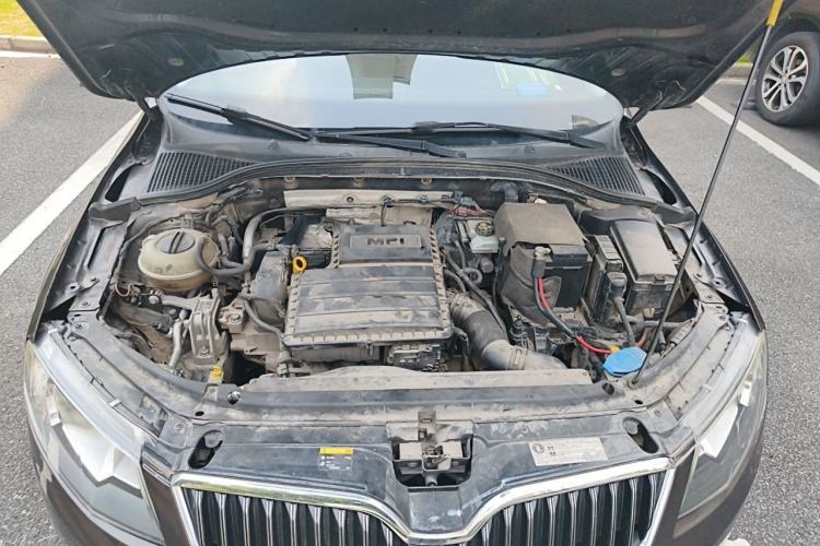 Used Skoda Octavia 2015 1.6L Automatic Yijun Edition Engine Bay