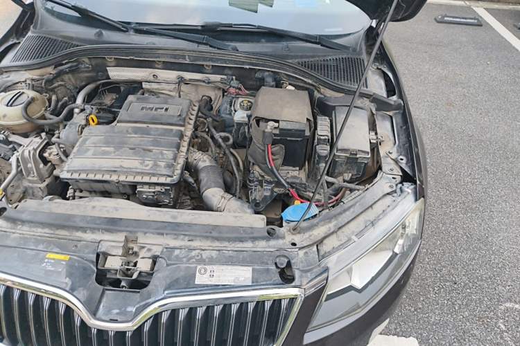 Used Skoda Octavia 2015 1.6L Automatic Yijun Edition Engine Bay Left