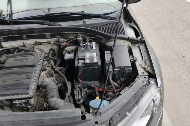 Used Skoda Octavia 2015 1.6L Manual Yijie Edition Engine Bay Left