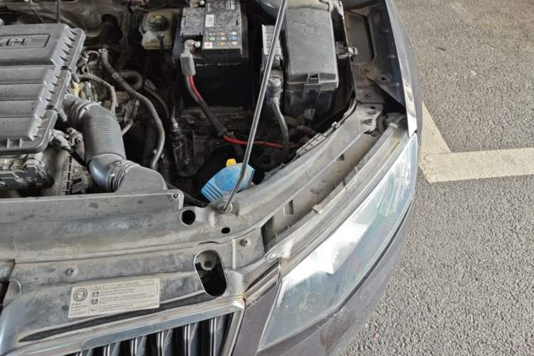 Used Skoda Octavia 2015 1.6L Automatic Yijun Edition Engine Bay Left