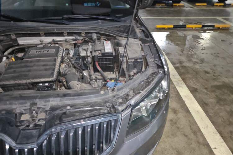 Used Skoda Octavia 2015 1.6L Automatic Yijie Edition Engine Bay Left
