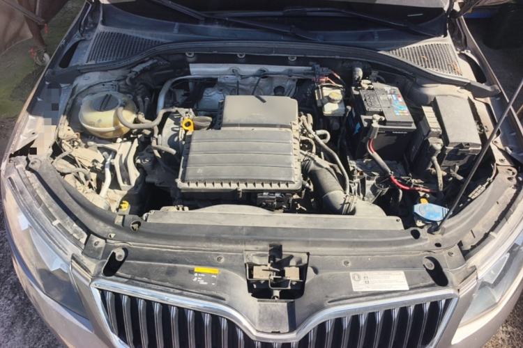 Used Skoda Octavia 2015 1.6L Automatic Yijie Edition Engine Bay