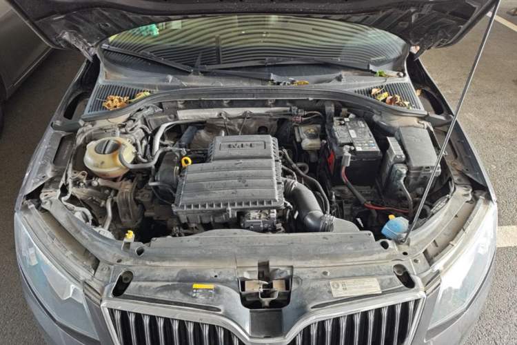 Used Skoda Octavia 2015 1.6L Automatic Yijun Edition Engine Bay