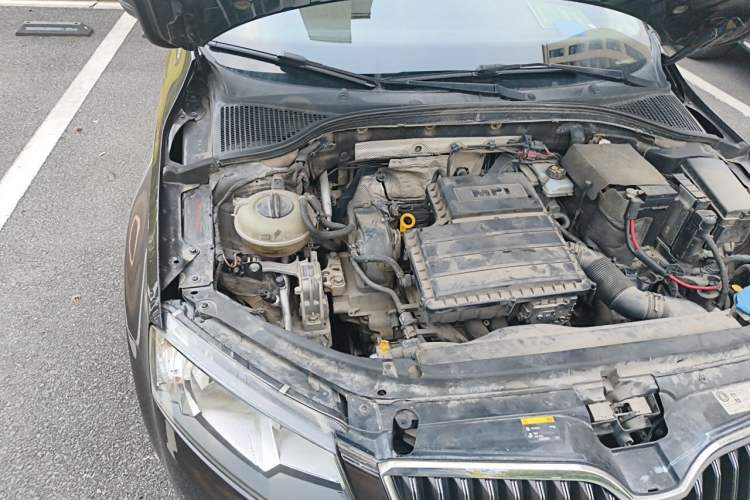 Used Skoda Octavia 2015 1.6L Automatic Yijun Edition Engine Bay Right