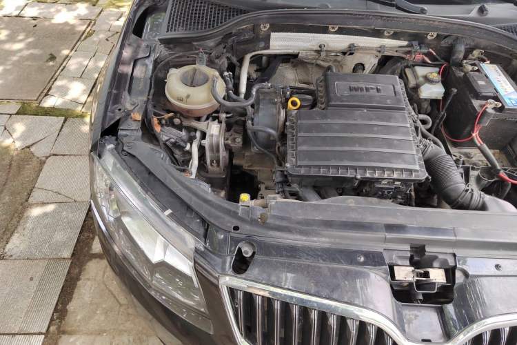 Used Skoda Octavia 2015 1.6L Automatic Yijun Edition Engine Bay Right