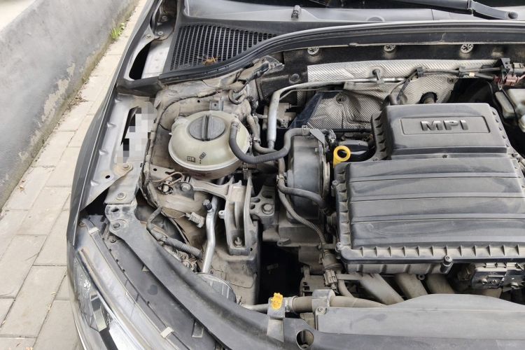 Used Skoda Octavia 2015 1.6L Manual Yijie Edition Engine Bay Right