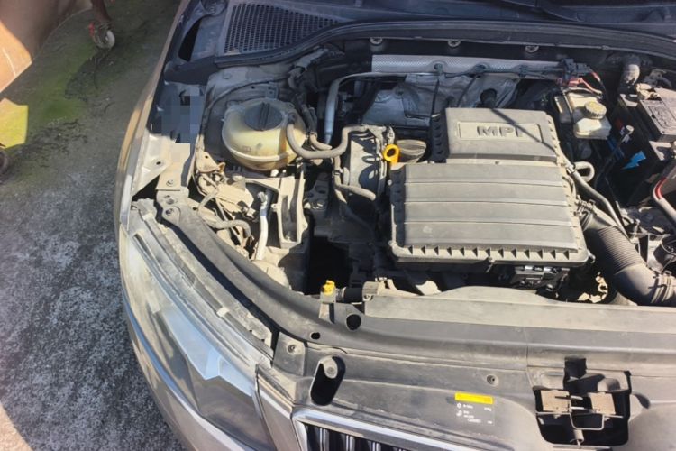 Used Skoda Octavia 2015 1.6L Automatic Yijie Edition Engine Bay Right
