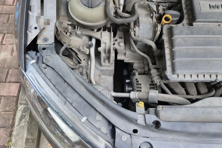 Used Skoda Octavia 2015 1.6L Automatic Yijie Edition Engine Bay Right