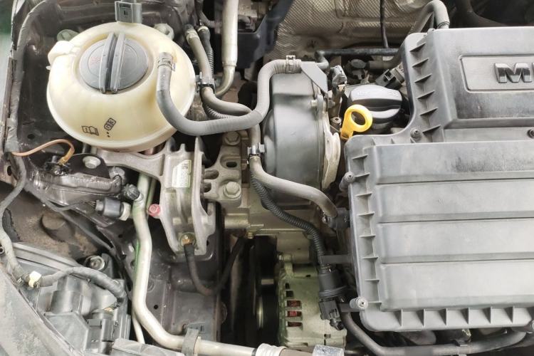 Used Skoda Octavia 2015 1.6L Automatic Yijie Edition Engine Bay Right