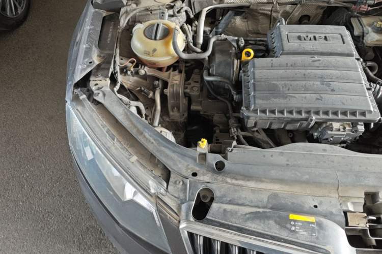 Used Skoda Octavia 2015 1.6L Automatic Yijun Edition Engine Bay Right