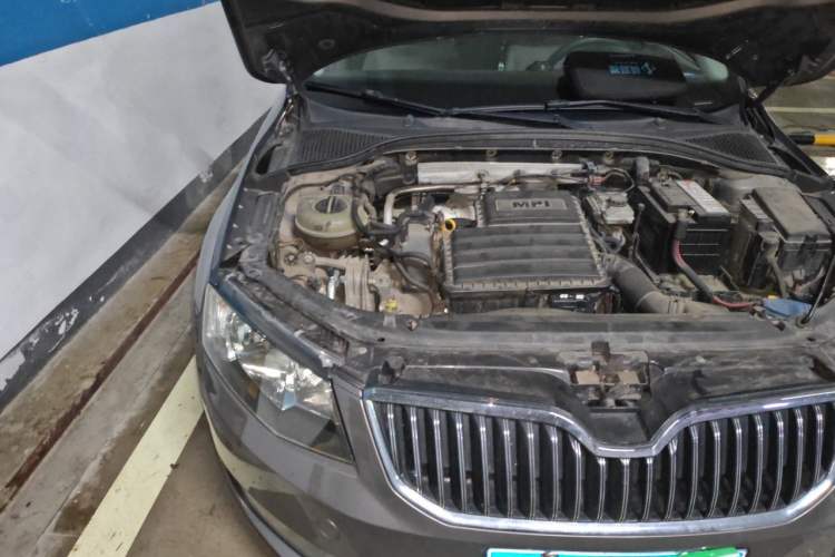 Used Skoda Octavia 2015 1.6L Automatic Yijie Edition Engine Bay Right