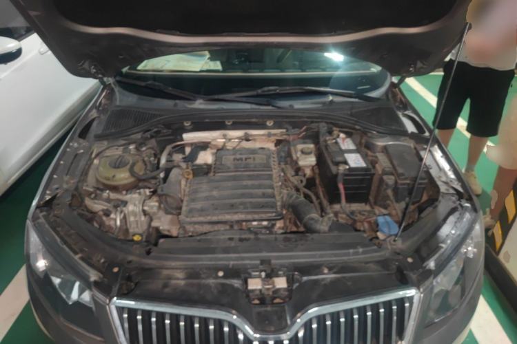 Used Skoda Octavia 2015 1.6L Manual Yijun Edition Engine Bay