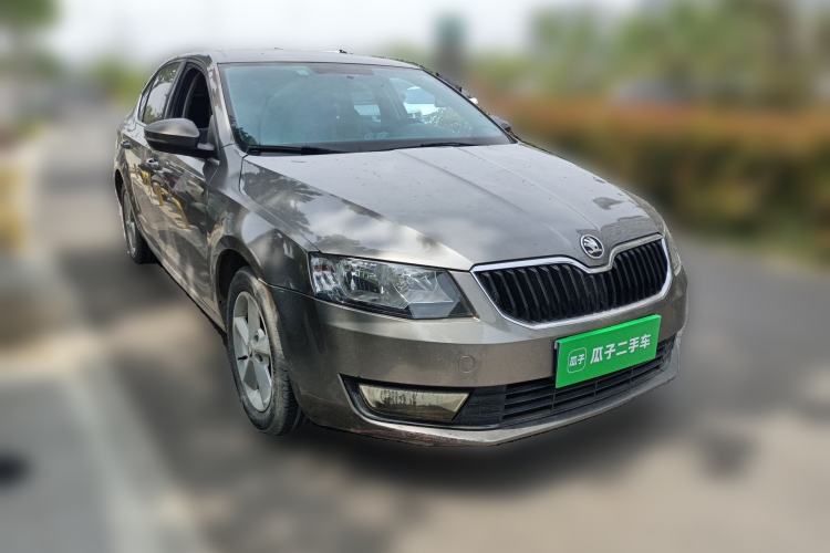 Used Skoda Octavia 2015 1.6L Automatic Yijie Edition Front Right 45 Deg