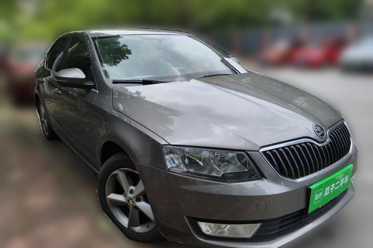 Used Skoda Octavia 2015 1.6L Automatic Yijie Edition Front Right 45 Deg