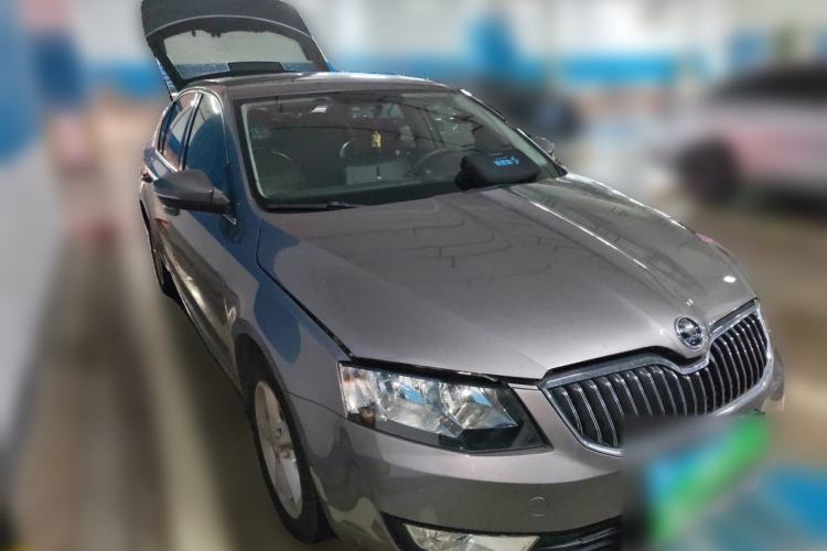 Used Skoda Octavia 2015 1.6L Automatic Yijie Edition Front Right 45 Deg