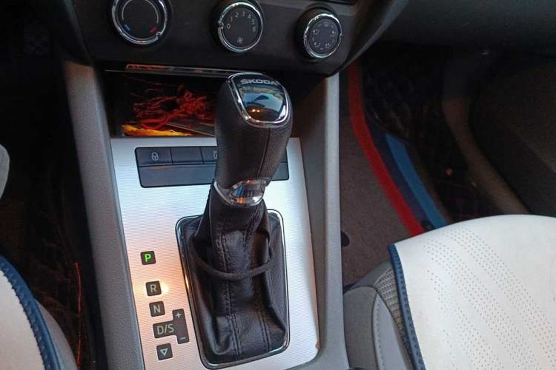 Used Skoda Octavia 2015 1.6L Automatic Yijie Edition Gear Lever