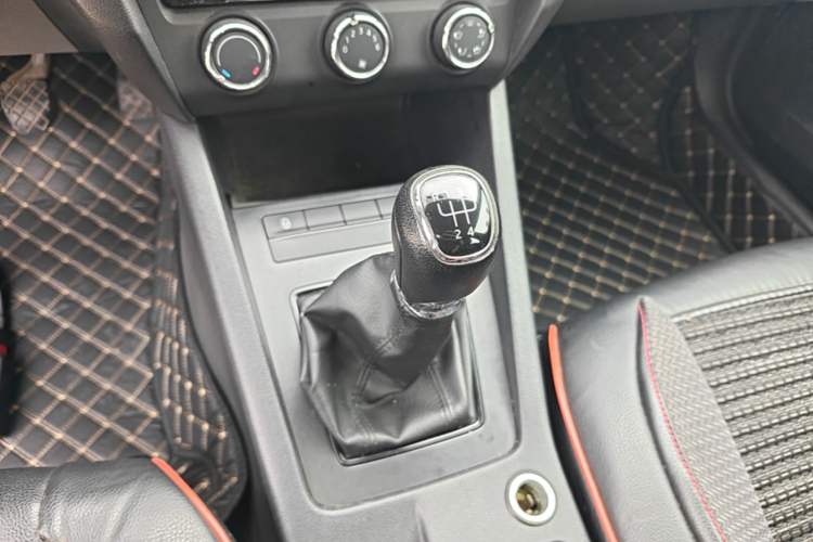 Used Skoda Octavia 2015 1.6L Manual Eado Edition Gear Lever