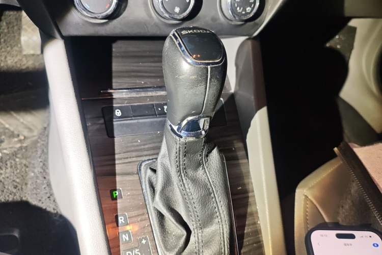 Used Skoda Octavia 2015 1.6L Automatic Yijun Edition Gear Lever