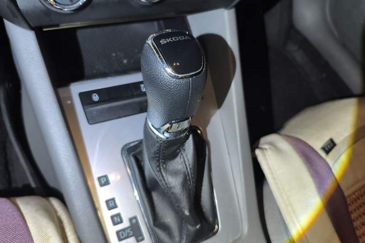 Used Skoda Octavia 2015 1.6L Automatic Yijie Edition Gear Lever