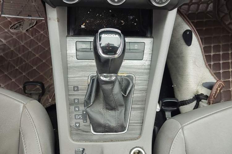 Used Skoda Octavia 2015 1.6L Automatic Yijun Edition Gear Lever