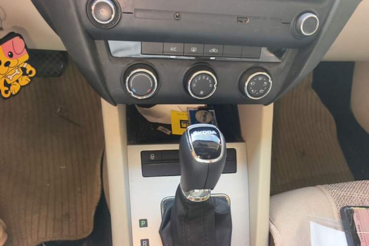 Used Skoda Octavia 2015 1.6L Automatic Yijie Edition Gear Lever