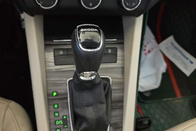 Used Skoda Octavia 2015 1.6L Automatic Yijun Edition Gear Lever
