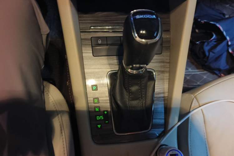 Used Skoda Octavia 2015 1.6L Automatic Yijun Edition Gear Lever