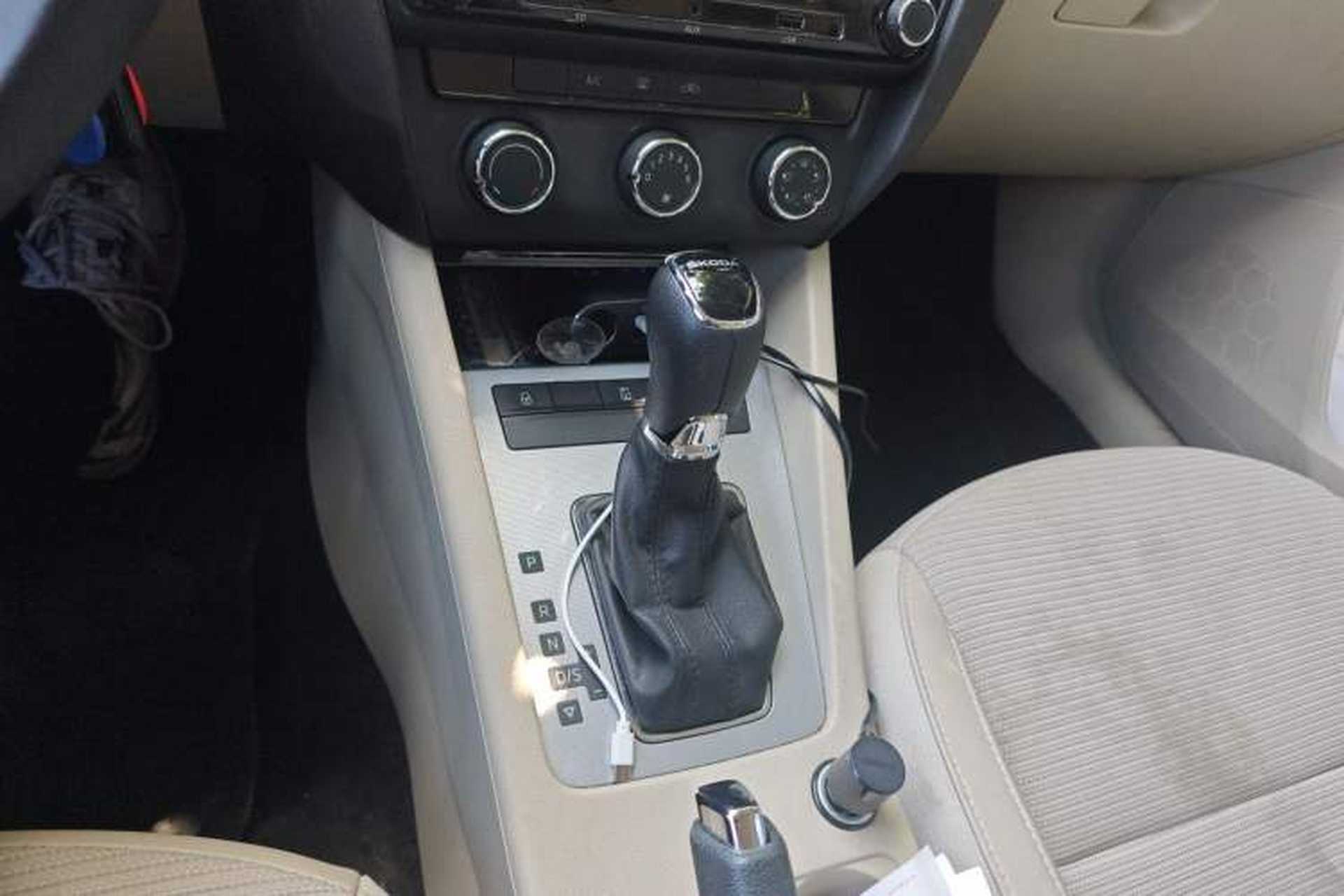 Used Skoda Octavia 2015 1.6L Automatic Yijie Edition Gear Lever