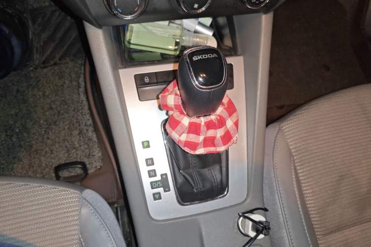 Used Skoda Octavia 2015 1.6L Automatic Yijie Edition Gear Lever