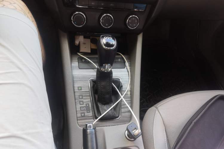 Used Skoda Octavia 2015 1.4TSI DSG Yijun Edition Gear Lever