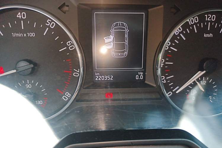 Used Skoda Octavia 2015 1.6L Automatic Yijun Edition Odometer Close Up