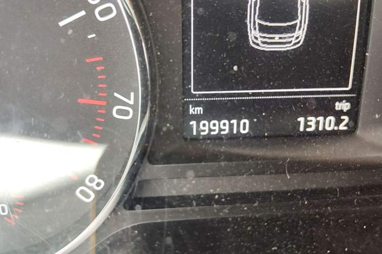 Used Skoda Octavia 2015 1.6L Automatic Yijun Edition Odometer Close Up