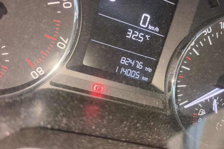 Used Skoda Octavia 2015 1.6L Automatic Yijie Edition Odometer Close Up