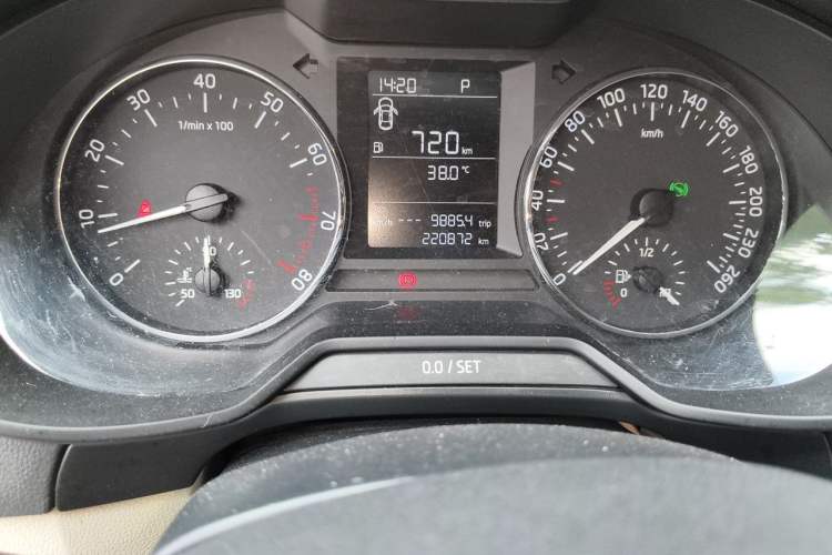 Used Skoda Octavia 2015 1.6L Automatic Yijie Edition Odometer Close Up
