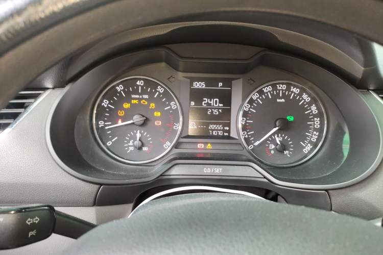 Used Skoda Octavia 2015 1.6L Automatic Yijie Edition Odometer Close Up