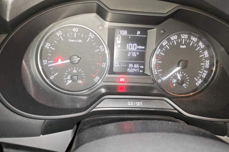Used Skoda Octavia 2015 1.6L Automatic Yijie Edition Odometer Close Up