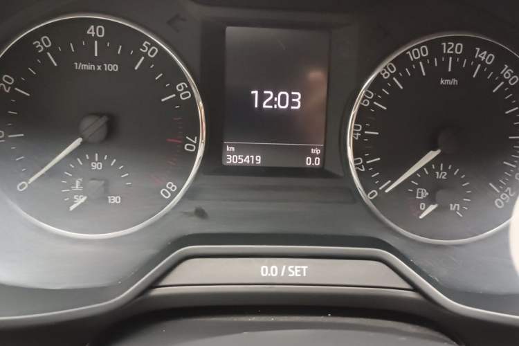 Used Skoda Octavia 2015 1.6L Automatic Yijie Edition Odometer Close Up