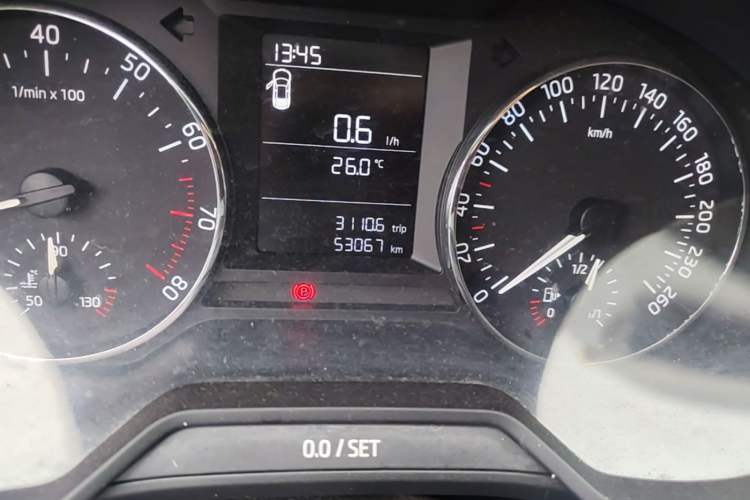 Used Skoda Octavia 2015 1.6L Manual Yijie Edition Odometer Close Up