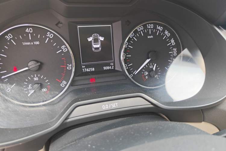 Used Skoda Octavia 2015 1.4TSI Manual Yijun Edition Odometer Close Up